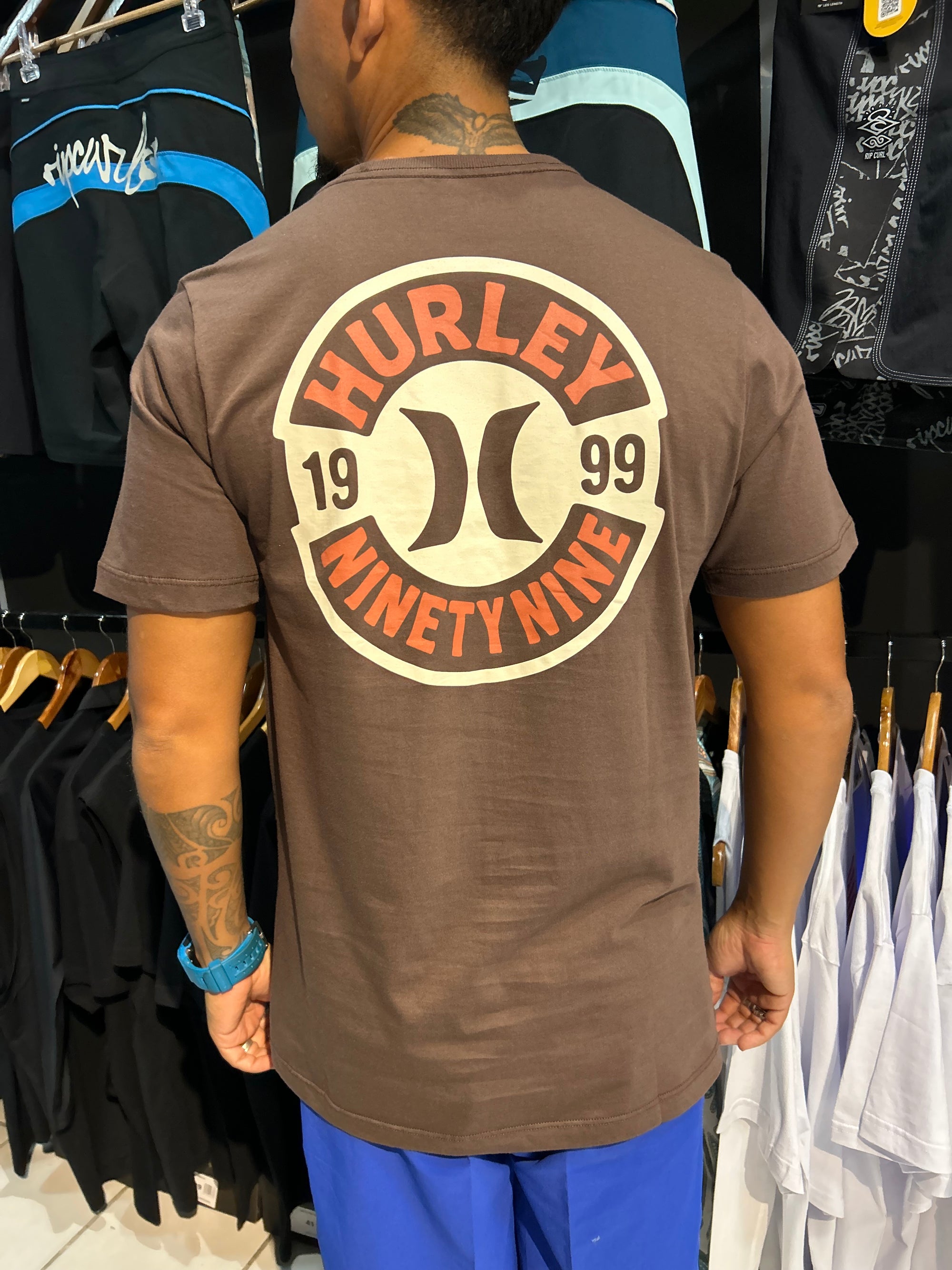CAMISETA HURLEY NINEY NINE MARRON