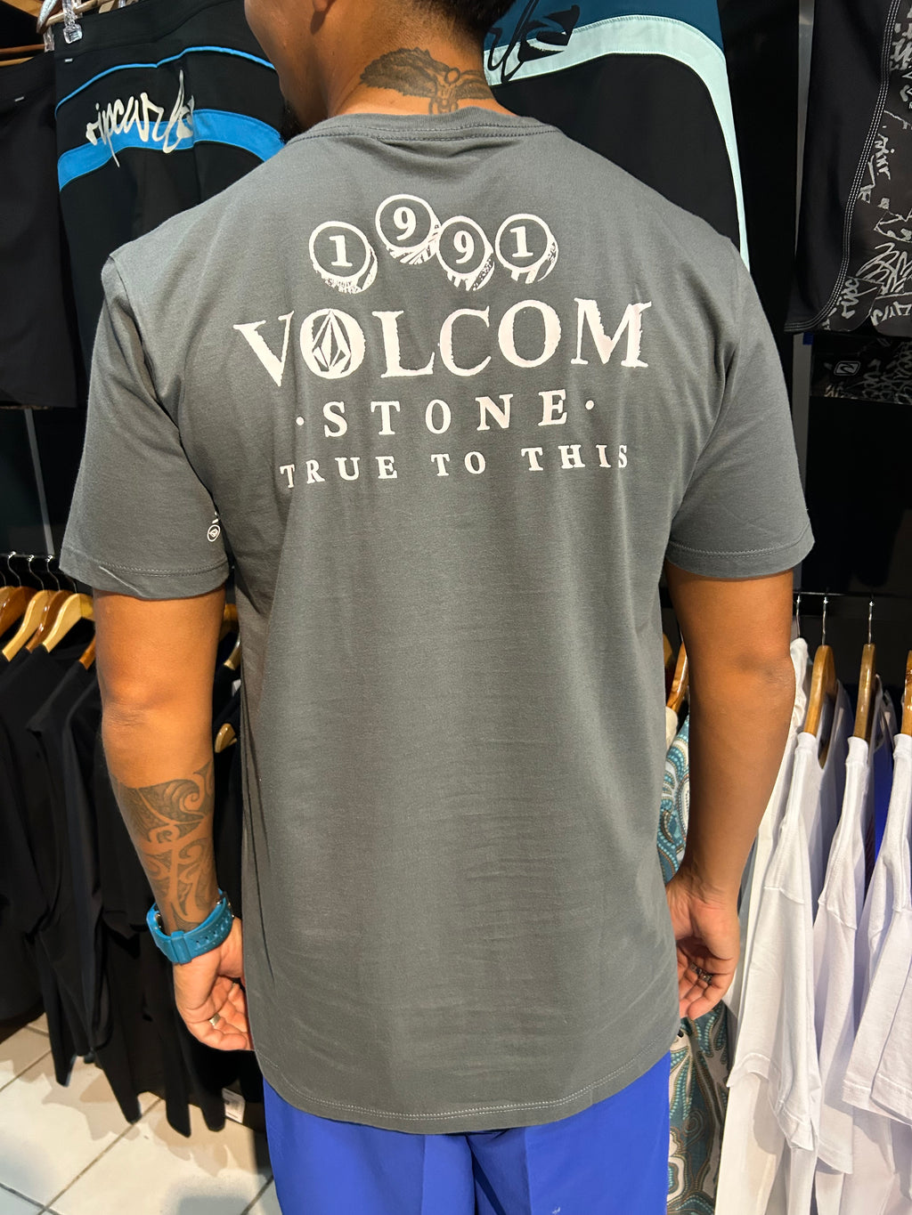 CAMISETA VOLCOM VEEVO GRAFITE
