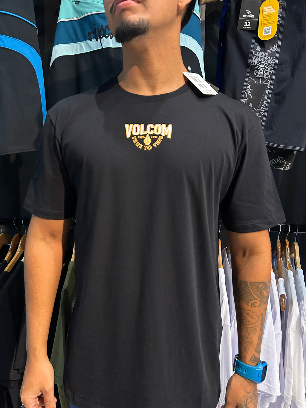 CAMISETA VOLCOM REAVES PRETO