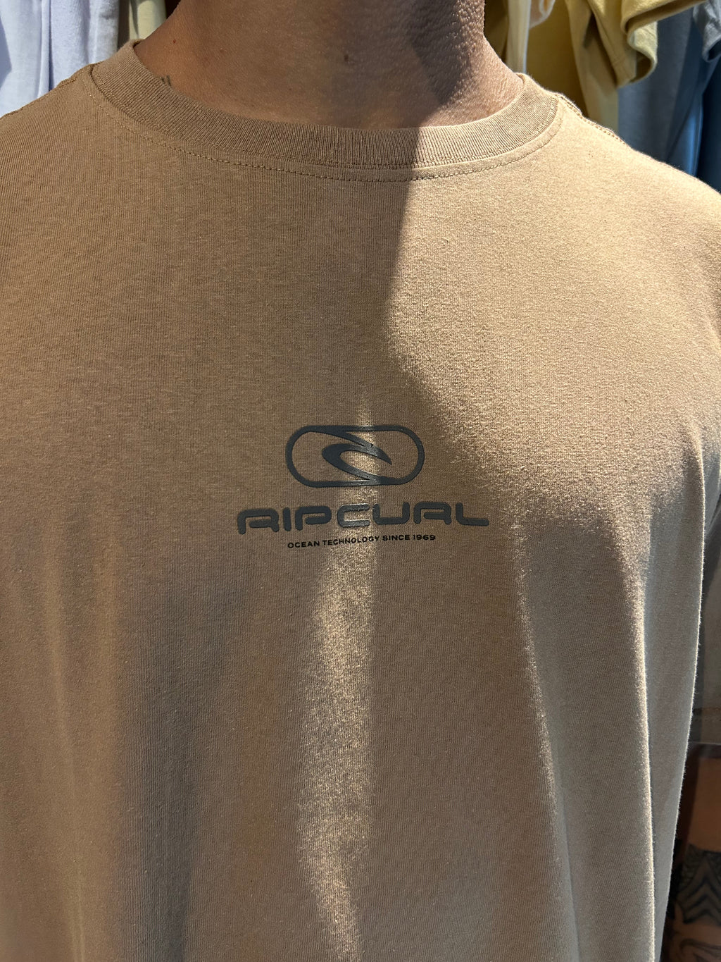 CAMISETA RIP CURL PILL ICON MOCHA