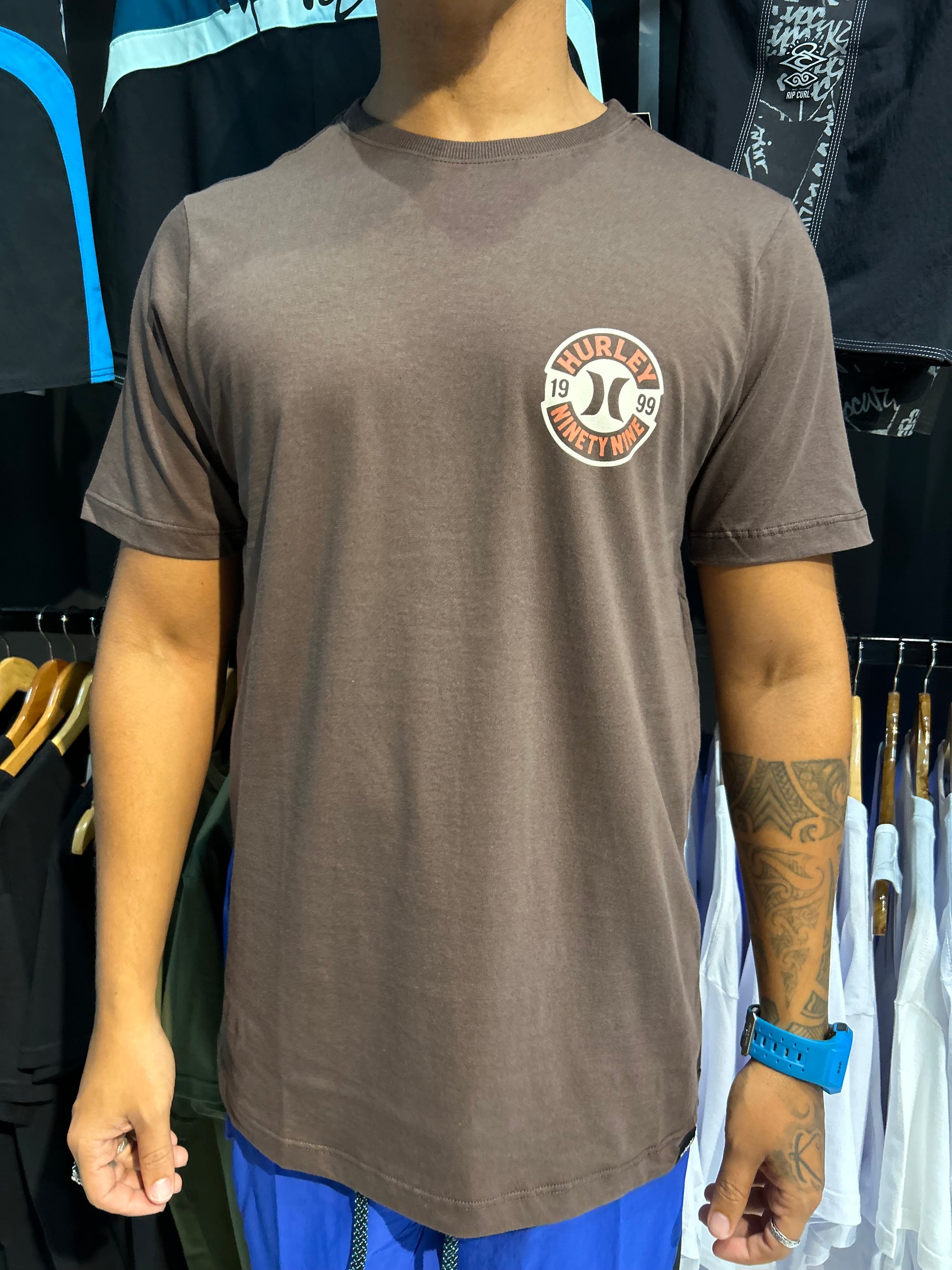 CAMISETA HURLEY NINEY NINE MARRON