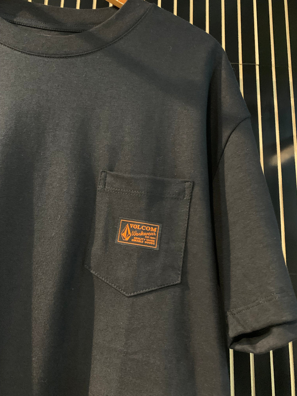 CAMISETA VOLCOM ESPECIAL CERTIFIED WORKWEAR PRETA