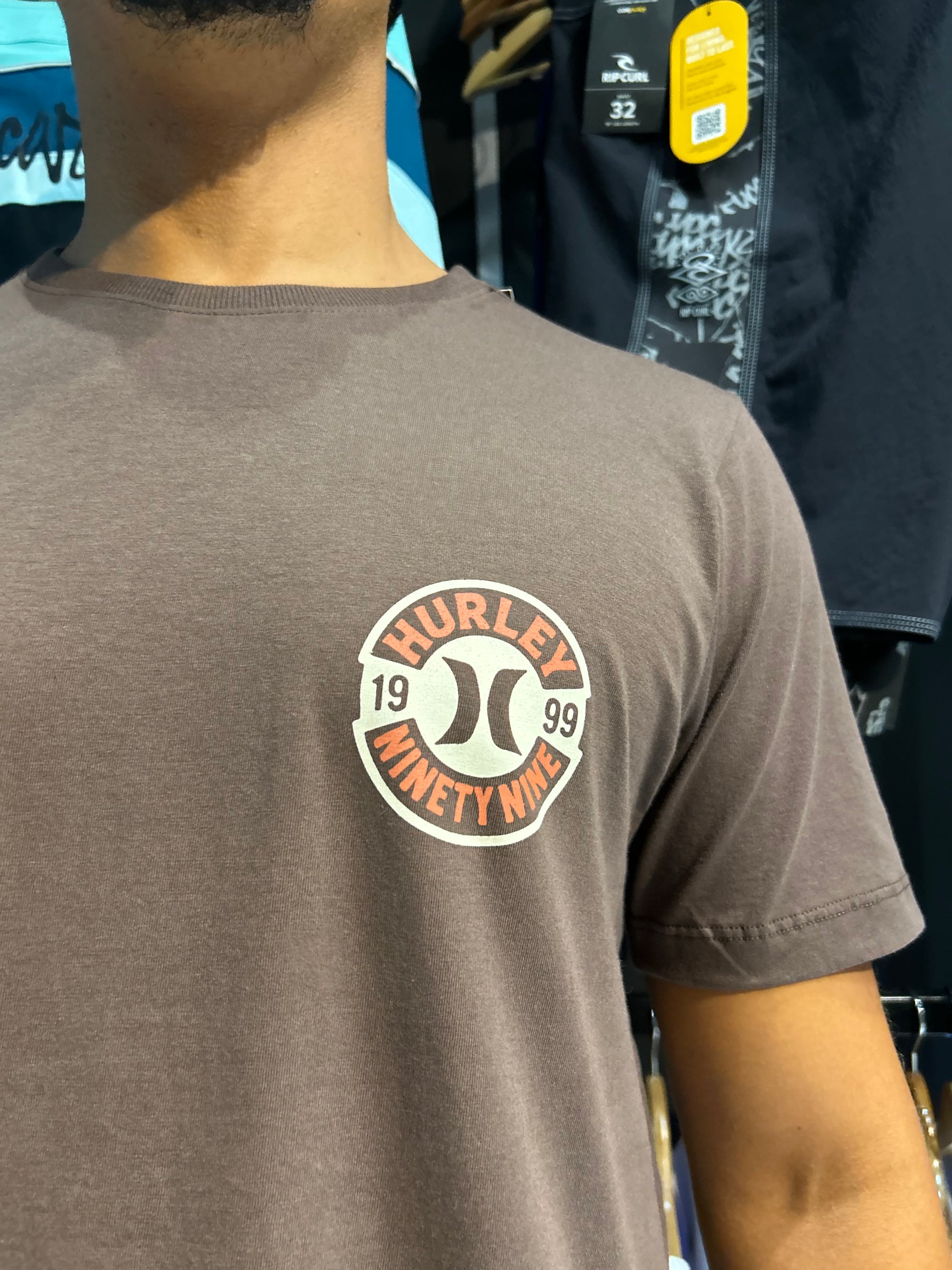 CAMISETA HURLEY NINEY NINE MARRON