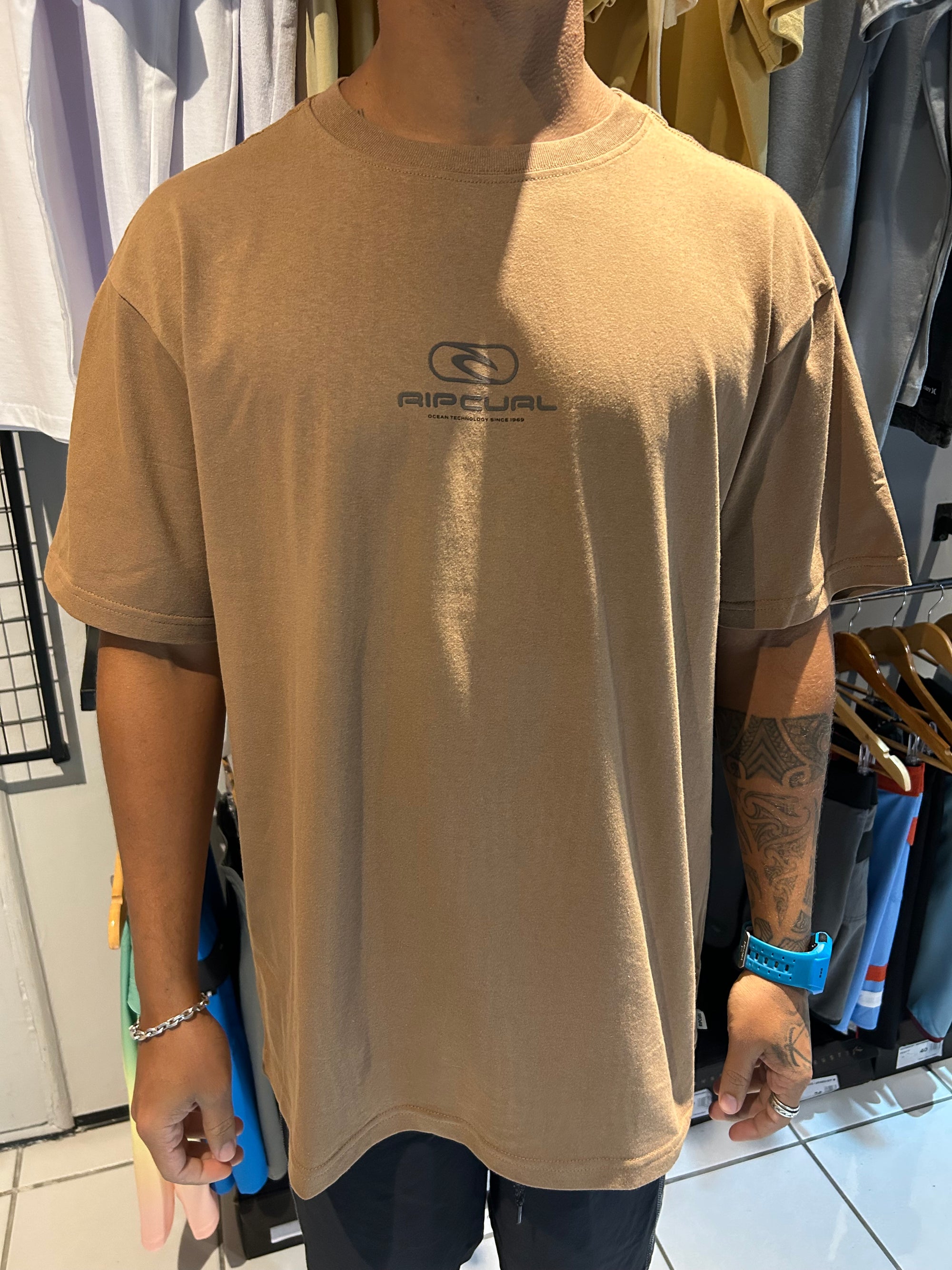 CAMISETA RIP CURL PILL ICON MOCHA