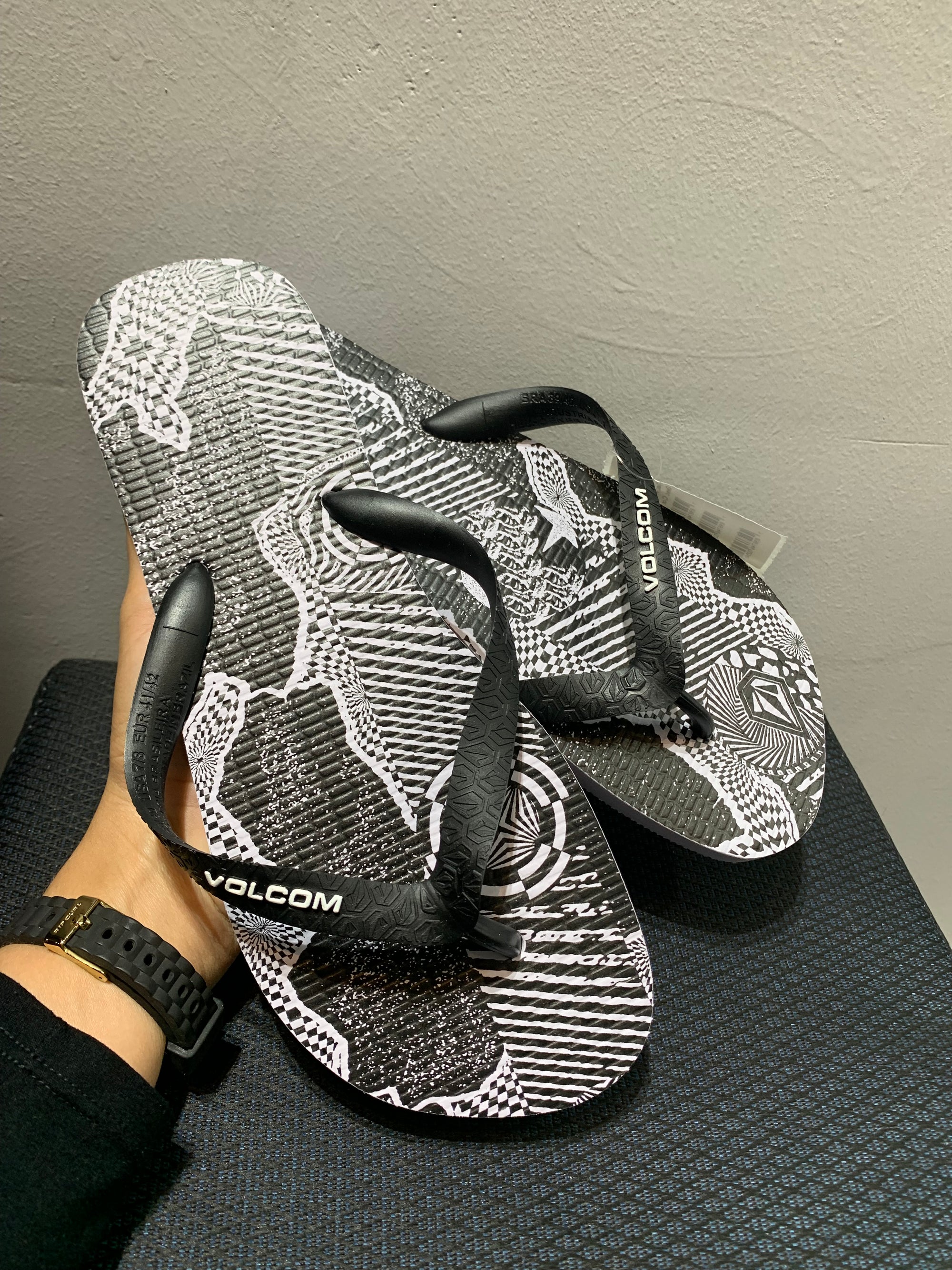 Chinelo Volcom Collage