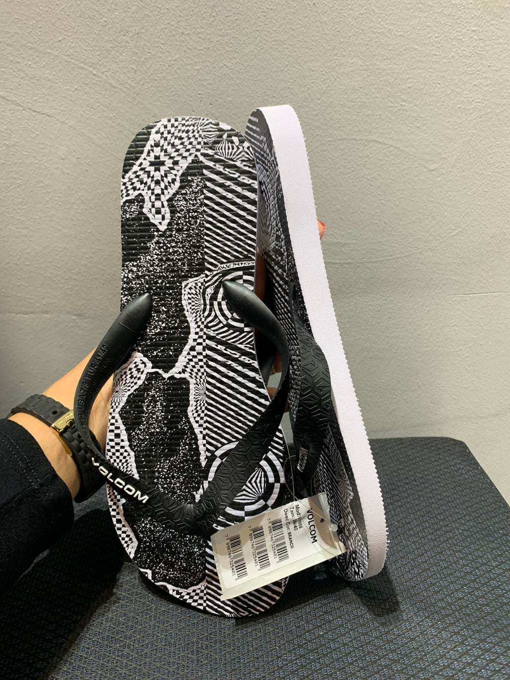 Chinelo Volcom Collage