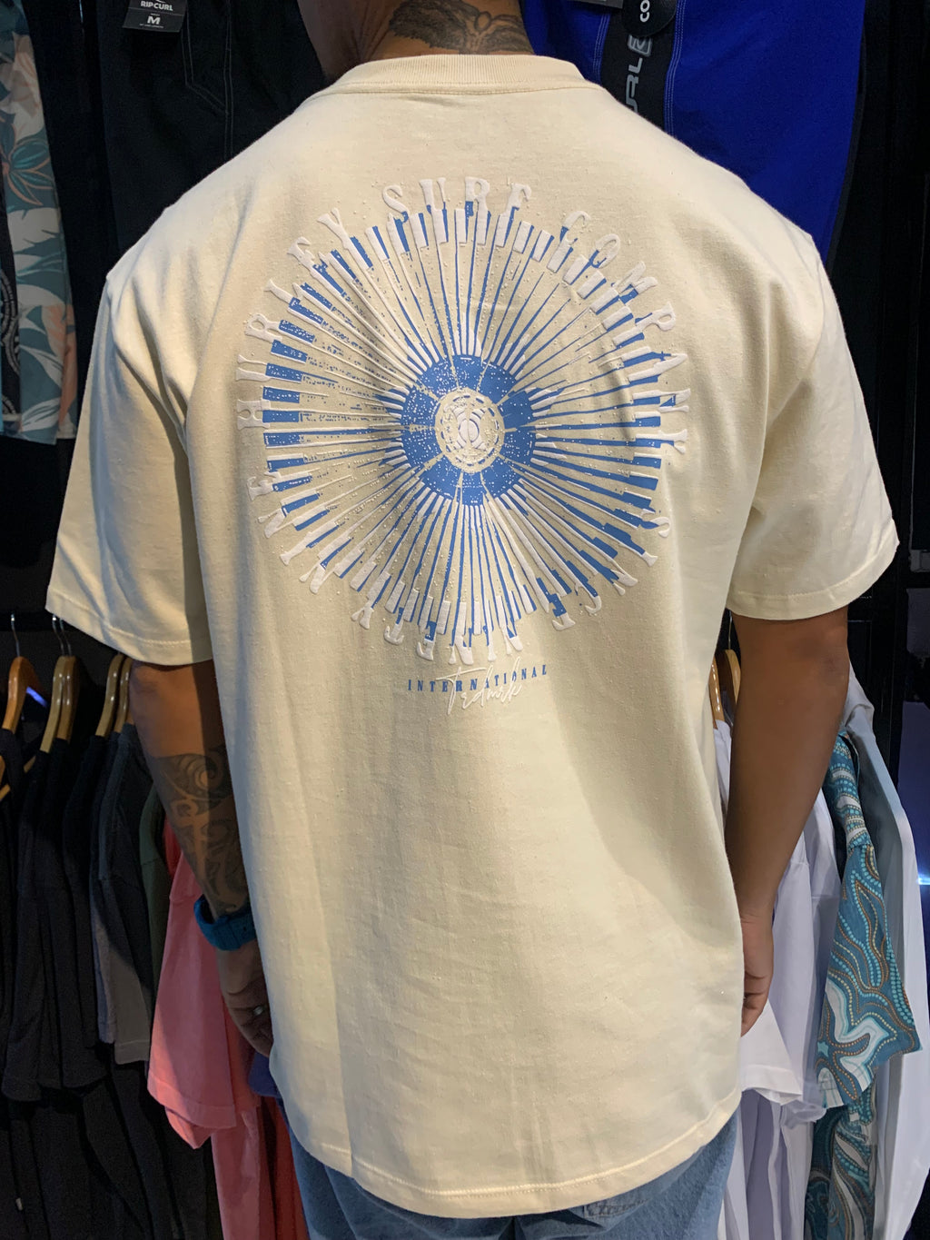 Camiseta Especial Off White Hurley International