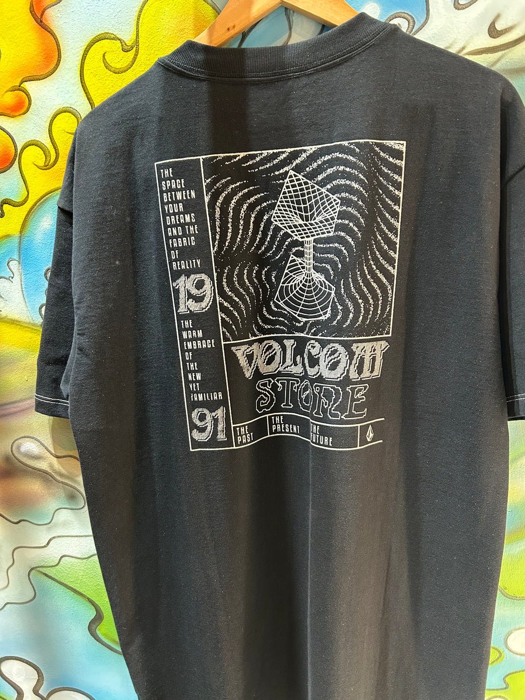 Camiseta Comfort Fit Volcom Time Wave