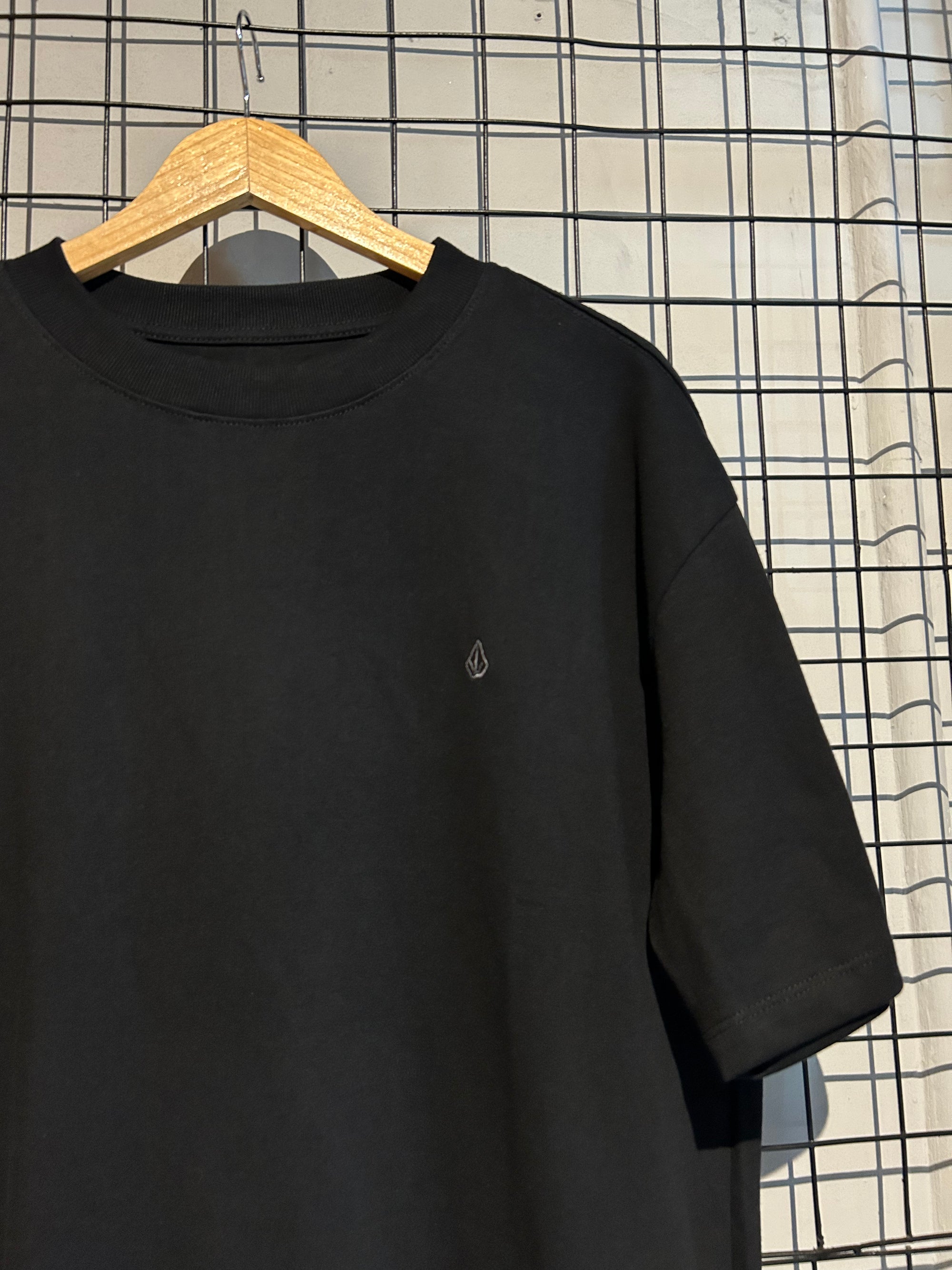 Camiseta Comfort Fit Volcom Single Stone Preta