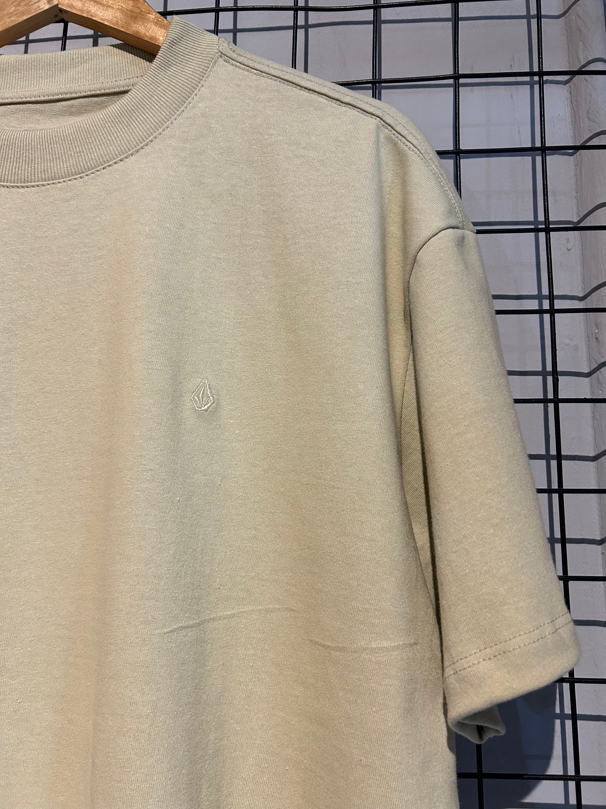 Camiseta Comfort Fit Volcom Single Stone Bege